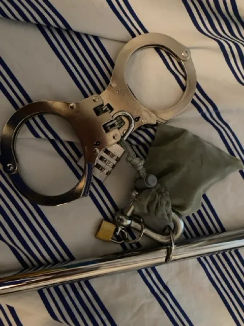 Shackle with ice bag lock