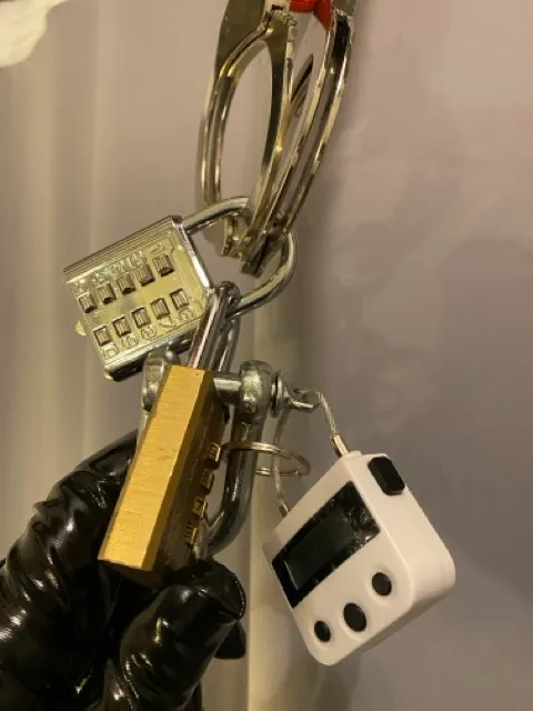Shackle with timer lock